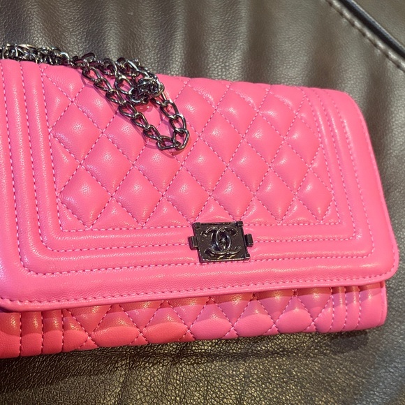 Quilted pink Fuchsia crossbody with CC logo - Picture 1 of 4